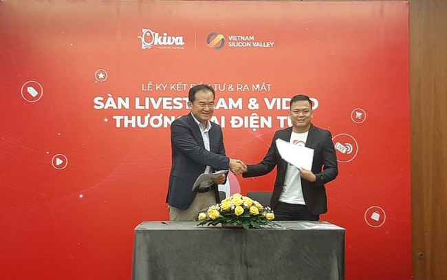 Đại diện Quỹ Đầu tư Startup Vietnam Silicon Valley (VSV) vàp/Công ty cổ phần Okiva ký kết đầu tư tại buổi lễ.