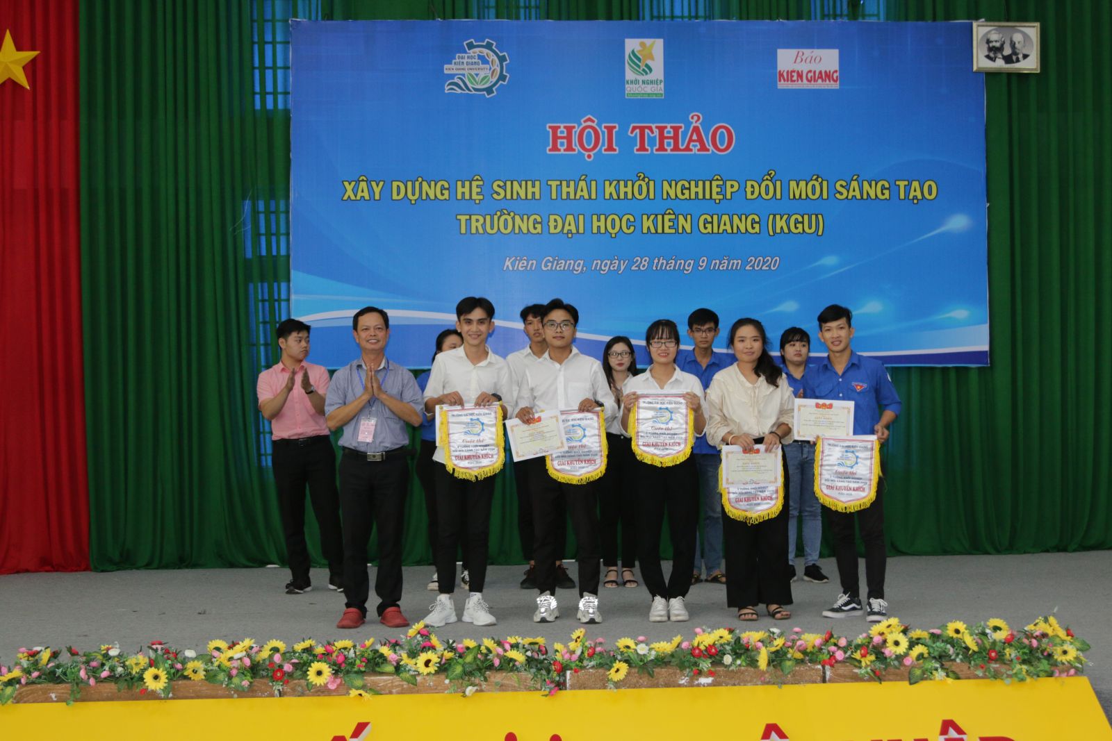 ThS. Nguyễn Quốc Nam - Founder Rừng Nam Farm U Minh Thượng trao giấy khen và phần thưởng cho 5 nhóm tác giả đạt giải khuyến khích tại cuộc thi “Ý tưởng khởi nghiệp đổi mới sáng tạo KGU startup 2020”