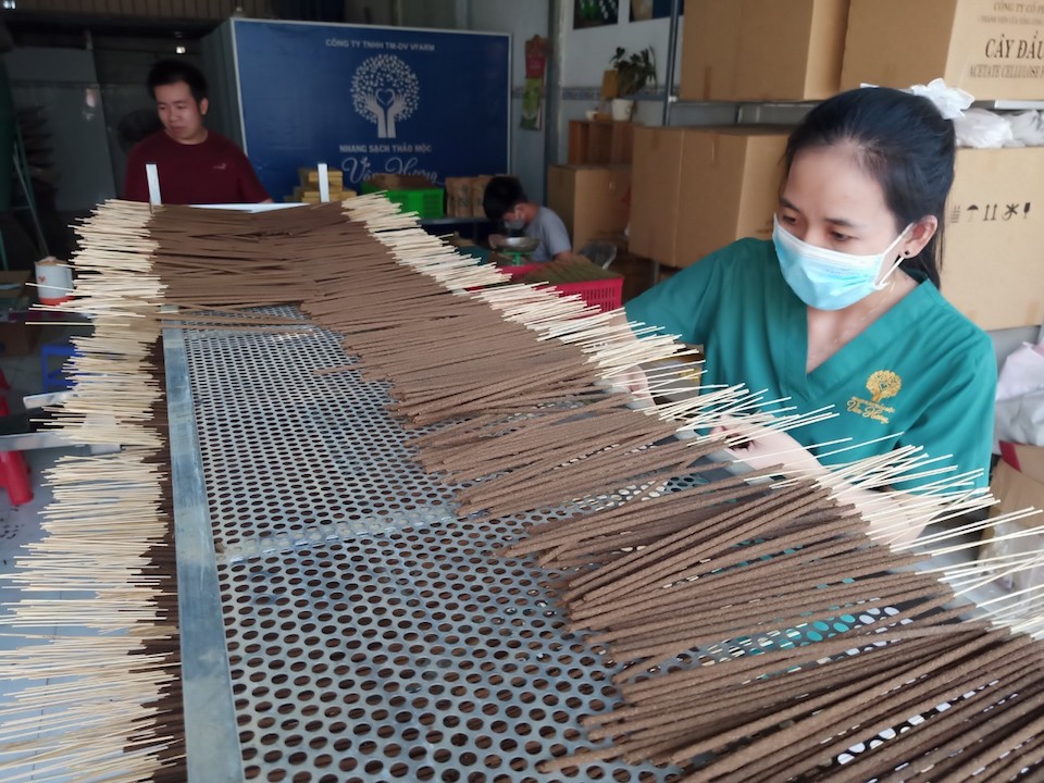 Nữ doanh nghiệp trẻ Lê Thị Cẩm Vân (TP Biên Hòa, Đồng Nai) với dự án sản xuất ra dòng nhang sạch Vân Hương.