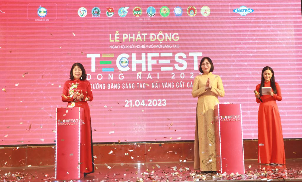 Phó chủ tịch HĐND tỉnh Hoàng Thị Bích Hằng, Phó chủ tịch UBND tỉnh Nguyễn Thị Hoàng thực hiện nghi thức phát động Techfest Đồng Nai 2023