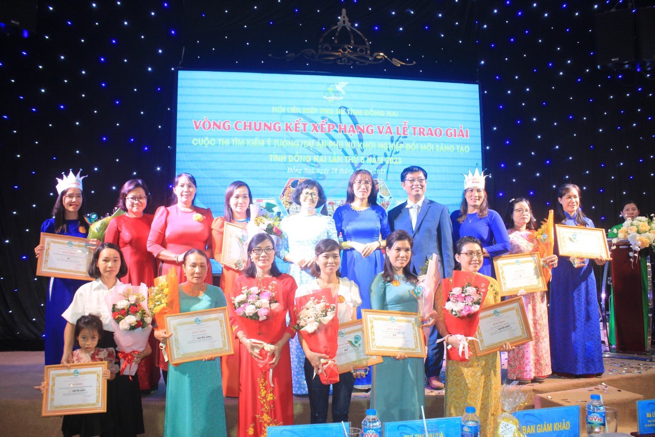 Ban tổ chức trao giải cho các thi sinh tại buổi chung kết