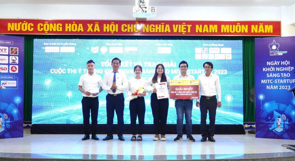 Dự án Ứng dụng tìm việc Phú Yên MITC của nhóm tác giả Phạm Thị Thu Trang (đến từ MITC) đã xuất sắc giành giải nhất