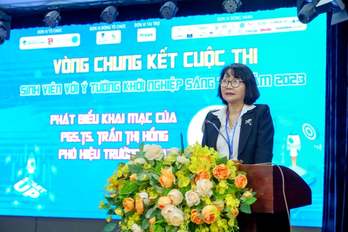Phó Giáo sư, Tiến sĩ Trần Thị Hồng - Phó Hiệu trưởng phát biểu chào mừng cuộc thi 
