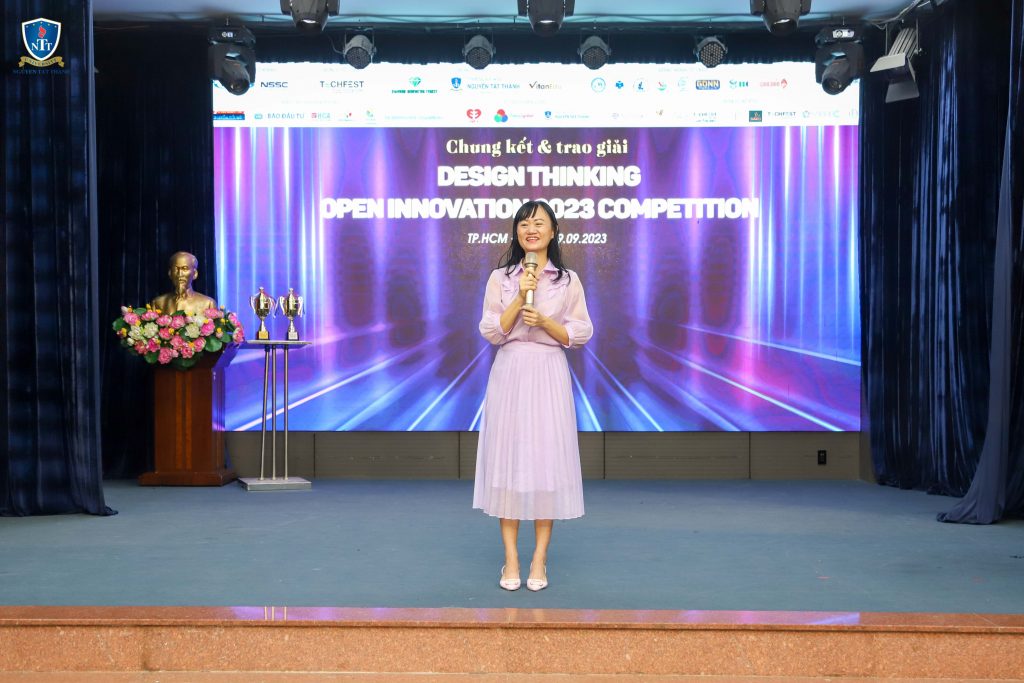 Bà Dương Tường Nhi – Trưởng ban tổ chức cuộc thi, phát biểu khai mạc vòng chung kết và trao giải cuộc thi Design Thinking – Open Innovation 2023