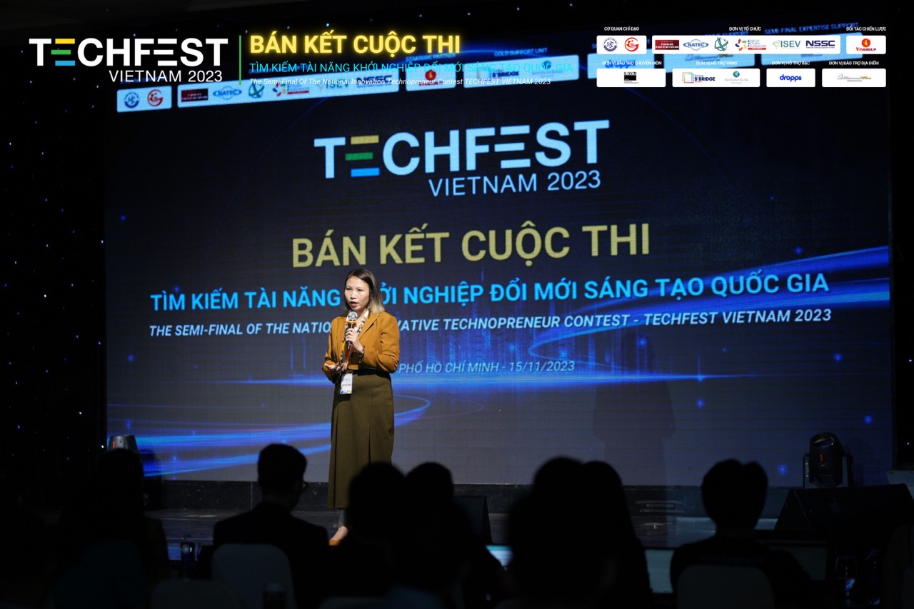 Bà Nguyễn Nhã Quyên - Trưởng Ban tổ chức Cuộc thi, Trưởng Ban chuyên gia - Giám đốc Vận hành SVF phát biểu khai mạc cuộc thi 