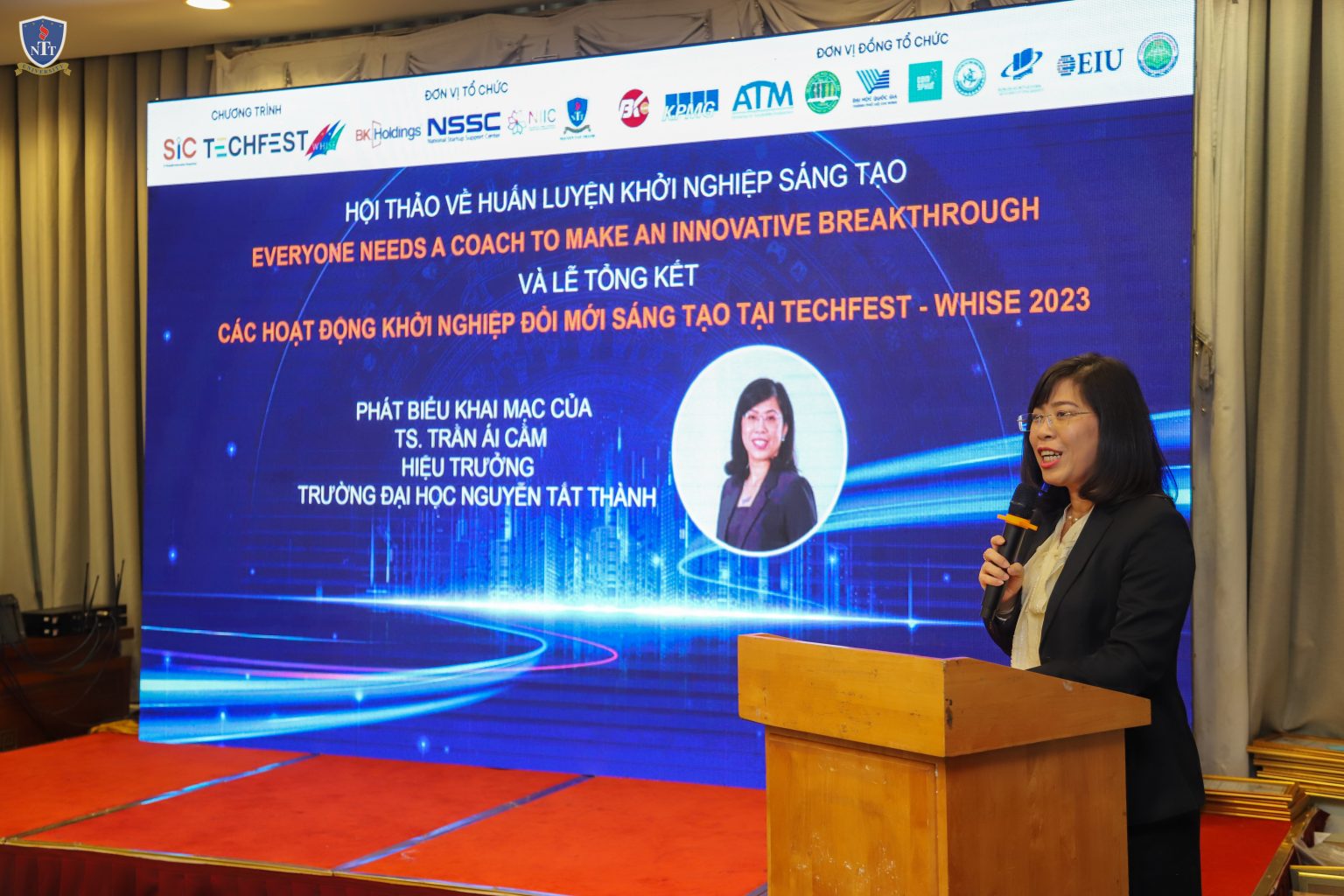 TS. Trần Ái Cầm Hiệu trưởng Trường Đại học Nguyễn Tất Thành phát biểu tại hội thảo