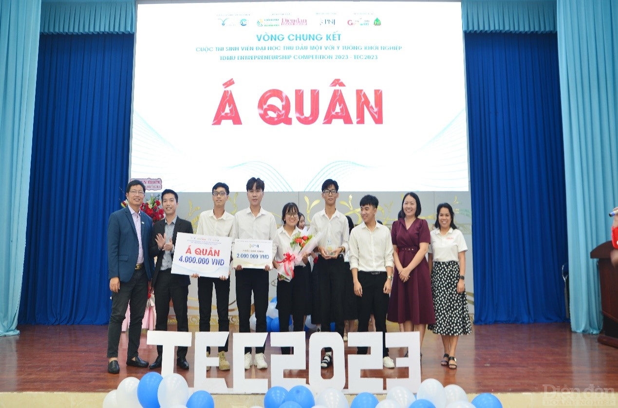 Giải Á quân được trao cho dự án “TDMU Chat GPT - Hệ thống website sáng tạo nội dung số AI”