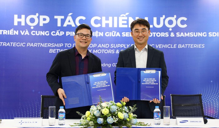 ‏Ông Nguyễn Hữu Phước Nguyên - Tổng Giám đốc Selex Motors và ông Lee Joon-Seo - Giám đốc Kinh doanh của Samsung SDI khu vực Đông Nam Á. (Ảnh: Selex cung cấp)