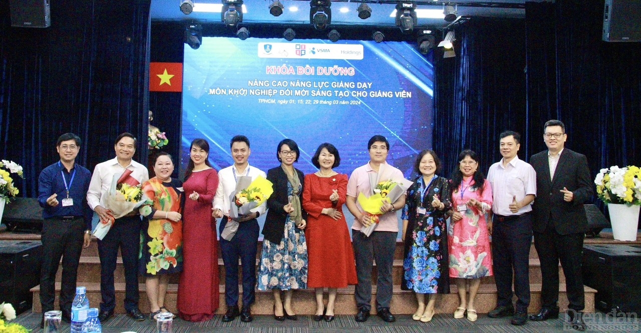TS Nguyễn Thị Hồng - phó hiệu trưởng nhà trườngp/tặng hoa cho BTC khóa bồi dưỡng