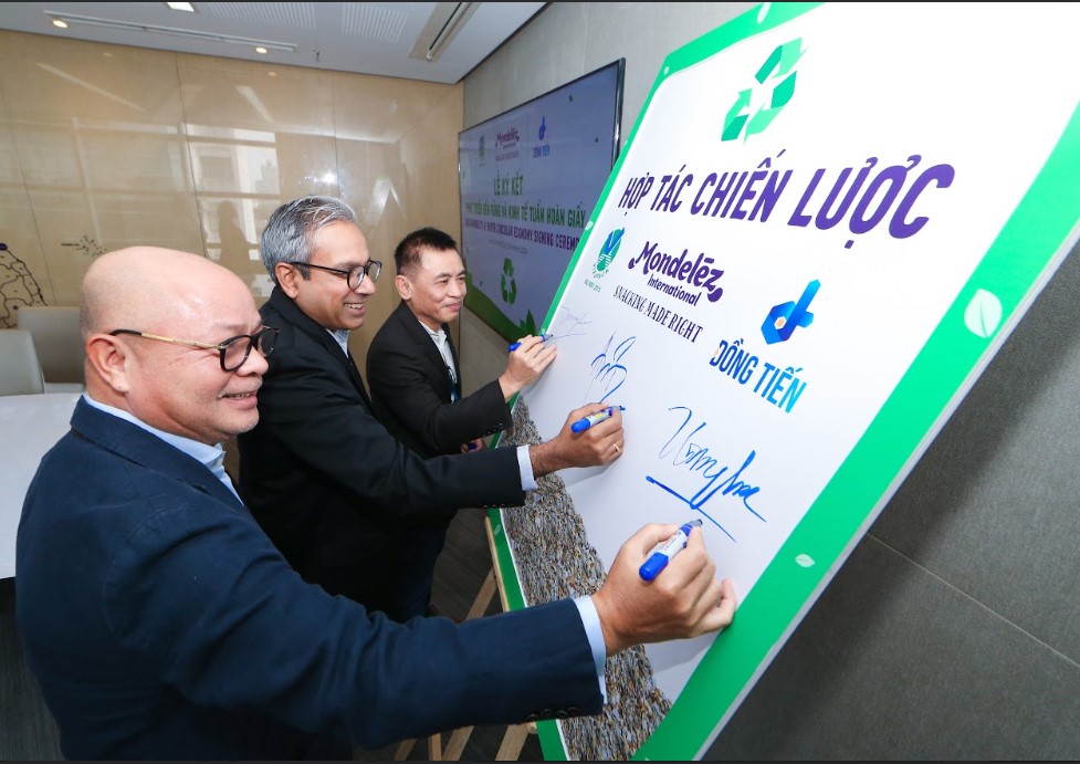 Lãnh đạo công ty Mondelez Kinh Đô Việt Nam, Công ty TNHH Giấy Đồng Tiến, và Công ty TNHH Vĩnh Xuân ký Thỏa thuận Hợp tác Chiến lược