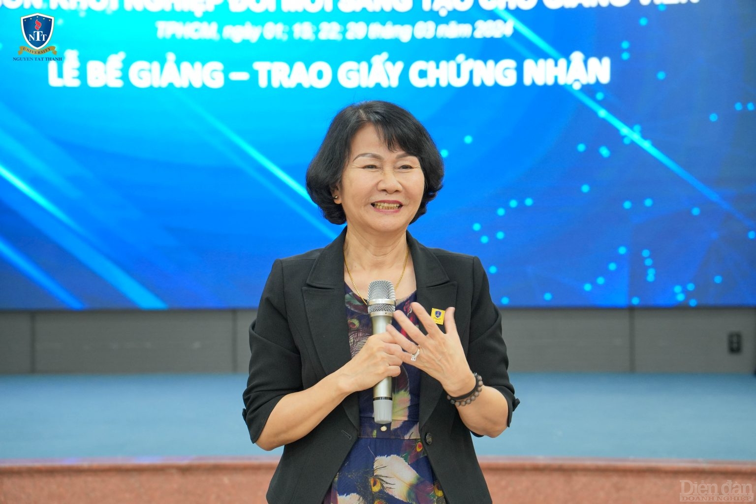 PGS.TS. Trần Thị Hồng – Phó Hiệu trưởng Trường Đại học Nguyễn Tất Thành phát biểu tại buổi Lễ bế giảng