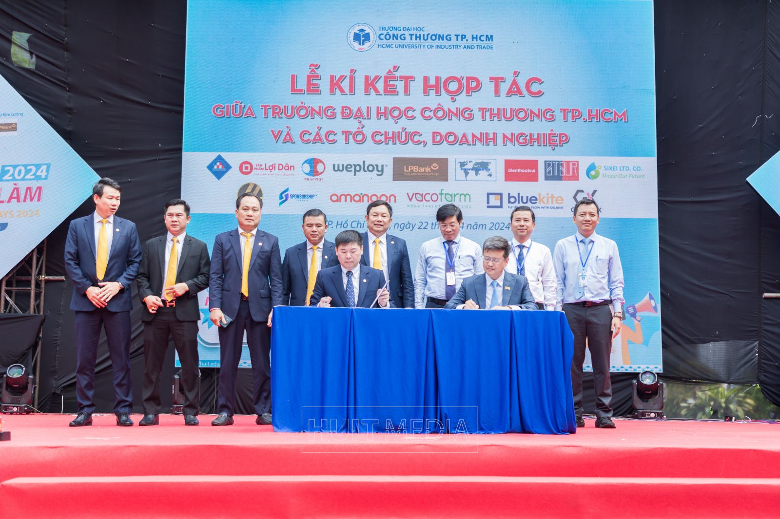 Lãnh đạo nhà trường chứng kiến lễ ký kết tác với Ngân hàng Bưu điện Liên Việt