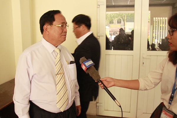 Ông Tạ Long Hỷ - Chủ tịch Hiệp hội taxi TP HCM trao đổi với báo cí