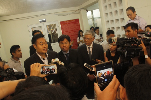 Ông Jerry Lim Trả lừoi báo chí sau khí có quyết định tạm đình chỉ vụ án