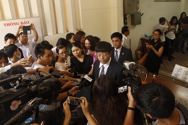 Luật sự Nguyễn Hải Vân – Giám đốc Công ty Luật hợp danh Đông Á, trả lời báo chí về đương sự đề nghị hoãn phiên tòa.