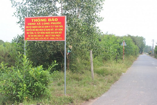 Chính quyền địa phươngXã Long Phước phải cắm biển ở nhiều nơi cảnh báo người dân không mua đất nông nghiệp phân lô bán nền
