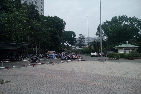 Tương tự, bãi giữ xe trong khuôn viên công viên Gia Định thuộc đường Hoành Minh Giám - Phổ Quang cũng tồn tai từ nhiều năm nay, chiếm diện tích cả 1000m2, gây mất mỹ quan trong khu công viên.