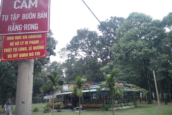 Bên cạnh biển cấm buôn bán hàng rong trong công viên thì bên trong lại mọc quán cà phê được xây dựng kiên cố để kinh doanh buôn bán.