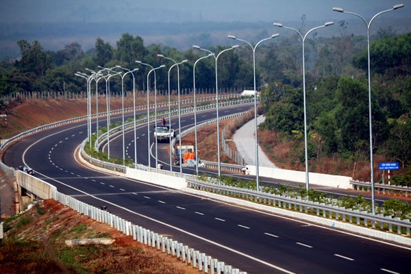 Cao tốc TP HCM - Long Thành - Dầu Giây dài 55 km, đi qua địa phận TP HCM và tỉnh Đồng Nai. Công trình được khánh thành toàn tuyến vào đầu năm 2015 giúp rút ngắn đường từ TP HCM về Vũng Tàu rất nhiều so với trước đây. Trạm thu phí Long Phước trên cao tốc Thành phố Hồ Chí Minh - Long Thành - Dầu Giây, được Tổng công ty Đầu tư phát triển đường cao tốc Việt Nam (VEC) đã chính thức đưa vào hoạt động hệ thống thu phí kín từ 0 giờ ngày 15//2017