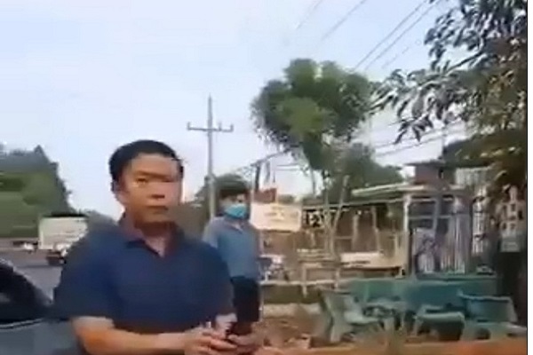 người đàn ông (được cho là ông Lưu Văn Thanh - phó chủ tịch HĐND huyện Hớn Quản) đi ôtô cá nhân qua một chốt kiểm soát nằm trên thị xã Bình Long, tỉnh Bình Phước.