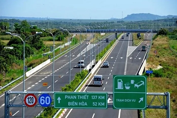 để đảm bảo kết nối giao thông đồng bộ khi dự án sân bay Long Thành đi vào khai thác, thì Chính phủ nên xem xét đầu tư mở rộng cao tốc TP.Hồ Chí Minh - Long Thành - Dầu Giây.