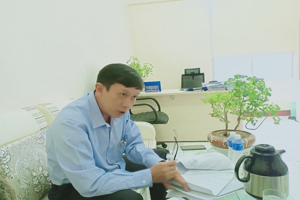 ông Nguyễn Trung Trực – Phó Chủ tịch UBND huyện Tuy Phong, trao đổi với phóng viên DĐDN