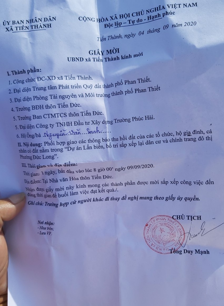 ngày 17/4/2017, UBND tỉnh Bình Thuận đã có Quyết định chủ trương đầu tư số 1017/QĐ-UBND với việc chấp thuận cho Cty Trường Phúc Hải thực hiện dự án, thế nhưng ngày 9/9/2020, chính quyền mới ra thông bao thu hồi đất khu tái định cư của người dân đã sinh sống từ năm 1994được 