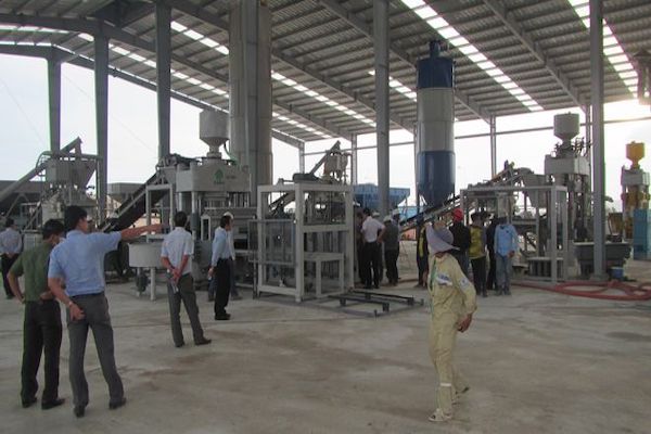 nhà máy sản xuất vật liệu xây dựng từ tro xỉ than, được UBND tỉnh Bình Thuận cấp phép năm 2018. Tuy nhiên sau buổi thăm quan này, nhà máy không còn triển khai