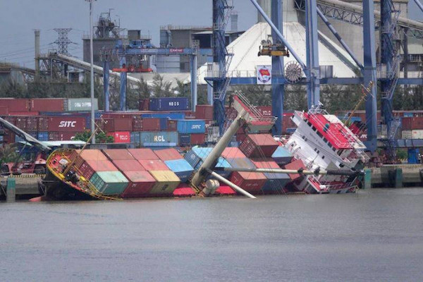Tàu Mông Cổ trọng tải 2.500 tấn tại cảng Hiệp Phước bất ngờ lật nghiêng khiến 18 container rơi xuống sông Soài Rạp.