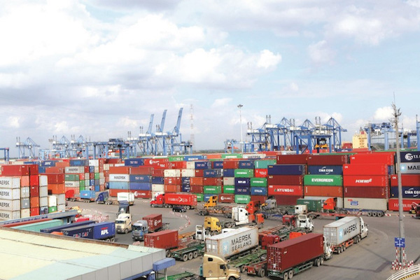 Kể từ ngày 01/7/2021, các doanh nghiệp xuất nhập khẩu (XNK) nằm ngoài địa bàn TP HCM khi mở tờ khai hải quan, sẽ phải trả phí gấp đôi khi sử dụng kết cấu hạ tầng, công trình cảng biển của TP HCM.