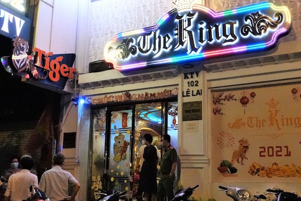 Trước đó, liên quan tới việc Nhà hàng The King “phớt lờ” lệnh cấm karaoke, Chủ tịch UBND TP.HCM Nguyễn Thành Phong đề nghị rút giấy phép kinh doanh của nhà hàng The King vì tổ chức kinh doanh karaoke trái phép, bất chấp lệnh cấm hoạt động dịch vụ karaoke của TP.HCM từ ngày 30/4.