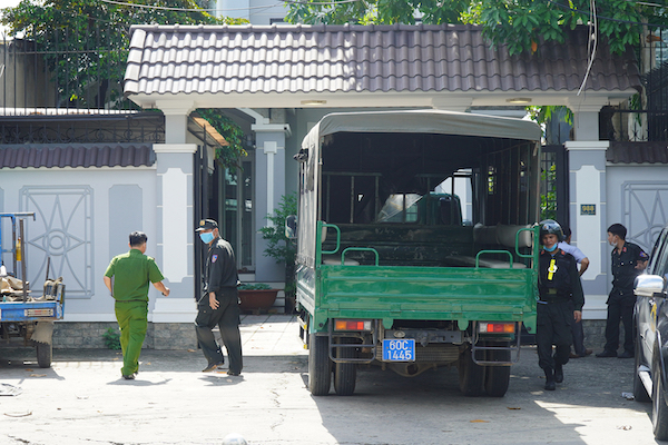 một tổ công tác khác khám xét căn biệt thự trên đường Đồng Khởi - nơi ở của chủ cây xăng.