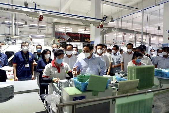 Sau đề xuất của UBND quận 7, TPHCM về việc doanh nghiệp tại Khu chế xuất Tân Thuận tạm ngưng hoạt động, thì tỉnh Long An cũng yêu cầu các doanh nghiệp phải tạm dừng, và có 3 tại chỗ mới được hoạt động tiếp.