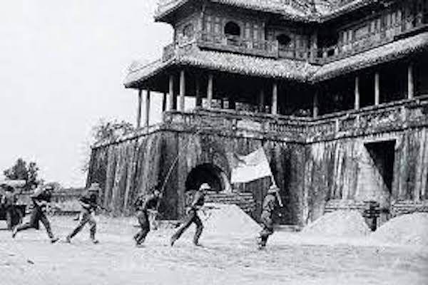 Khâm sai triều đình Huế, Phan Kế Toại ở Bắc kỳ cũng đã ủng hộ Việt Minh. Vào ngày 17/8/1945, ông đã dặn toàn bộ các quan và quân lính của mình tuyệt đối không được nổ súng và phải mở cửa ngay khi quân cách mạng tiến vào