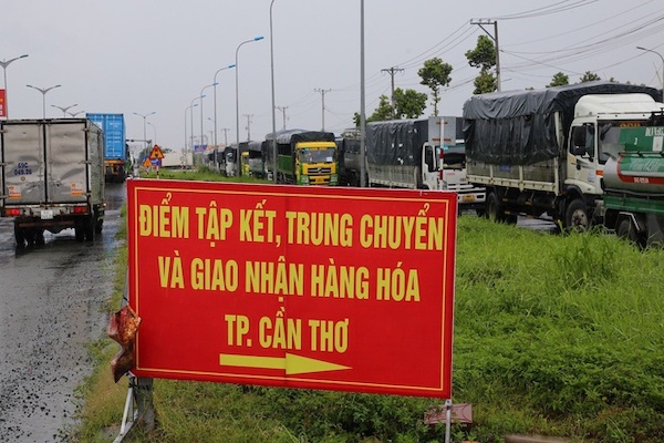 ông Phạm Văn Hữu – Giám đốc Công ty Vận tải Khánh Hưng, cho rằng: “Lệnh hạn chế đi lại mỗi khu vực và địa phương thực hiện một kiểu dẫn đến tình trạng thiếu thống nhất. 