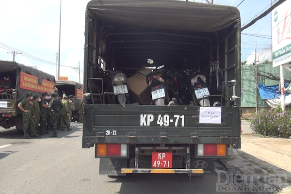 Xe ô tôc của lực lượng quân đội chở phương tiện cho người dân về các tỉnh miền Tây