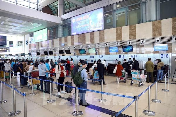 Tiêu chí cho hành khách đi máy bay từ Tân Sơn Nhất về Nội Bài và lưu trú tại Hà Nội sẽ phải đáp ứng: Tiêm đủ 2 liều vaccine, trong đó mũi hai cách thời gian bay 14 ngày.