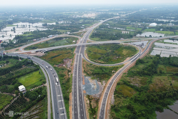 Cao tốc Trung Lương đã đạt 85% khối lượng, trong đó, hệ thống đường dẫn, cầu vượt tại vị trí này đã hoàn thành, chỉ còn chờ kết nối với cao tốc TP HCM - Trung Lương.
