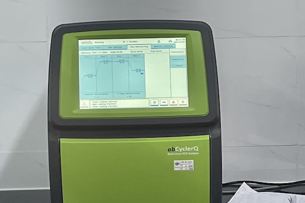 , doanh nghiệp này đã cho mượn máy PCR và hỗ trợ nhiều sinh phẩm xét nghiệm cho địa phương, máy được lắp đặt và đưa vào vận hành từ tháng 8/2020. 