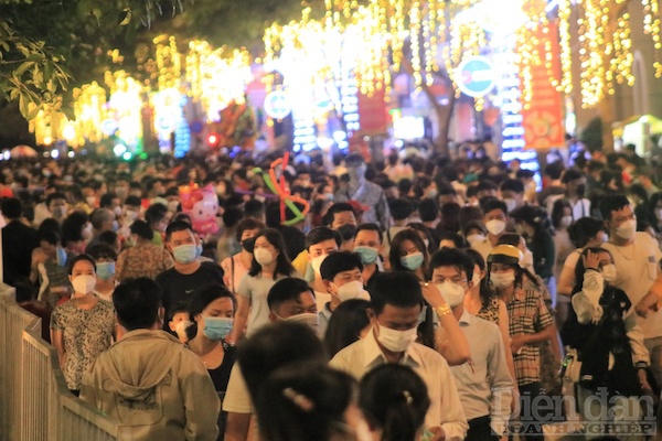hàng nghìn người dân TP HCM đã đổ ra đường và tập trung tại đường hoa Nguyễn Huệ để du xuân, sau một năm dịch bệnh Covid-19 nhiều mất mát