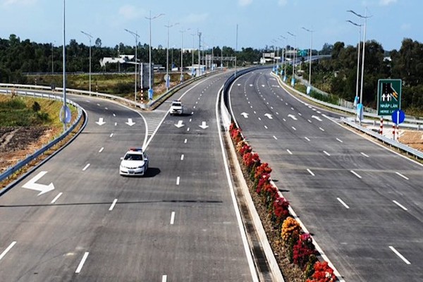 cao tốc Trung Lương - Mỹ Thuận có chiều dài 51,5 km, bề rộng nền đường 17m, bốn làn xe cao tốc rộng 3,5m/làn và dải phân cách giữa