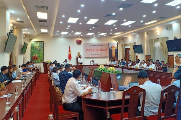 ngày 18/11/2020, UBND tỉnh Bình Thuận đã tổ chức họp báo xung quanh những thông tin về bốn dự án trên địa bàn tỉnh được giao đất không qua đấu giá.