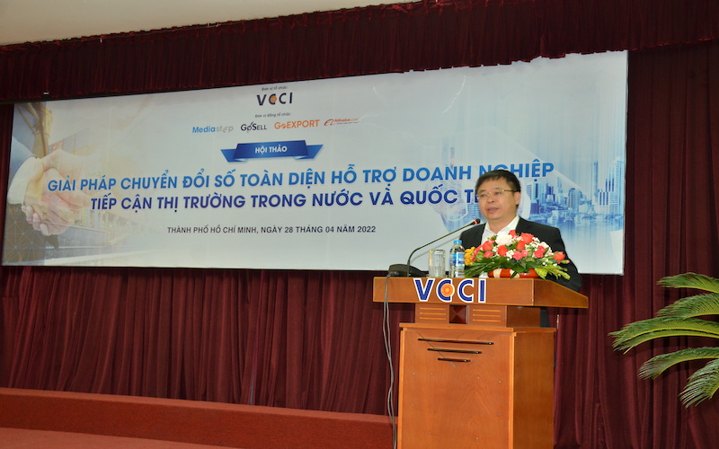 ông Trần Ngọc Liêm - Phó Giám đốc VCCI TPHCM cho biết, tại Việt Nam, chuyển đổi số đã diễn ra ở hầu hết loại hình doanh nghiệp và ở nhiều mức độ khác nhau. Do đó, trong cuộc cạnh tranh để giữ và mở rộng thị trường, doanh nghiệp nào chuyển đổi số nhanh sẽ chiếm lợi thế và gặt hái được nhiều thành công so với sản xuất, kinh doanh truyền thống.