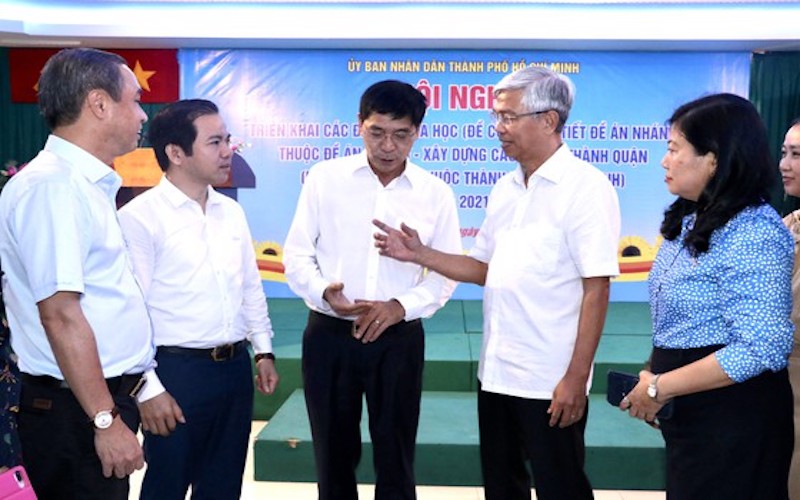 Phó Chủ tịch UBND TP Võ Văn Hoan trao đổi với các đại biểu tại hội nghị