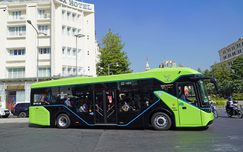 Hiện TP.HCM có hơn 2.000 xe buýt hoạt động trên 127 tuyến. Trước đó hồi tháng 3, thành phố thí điểm tuyến buýt điện cỡ lớn kết nối khu đô thị Vinhomes Grand Park (TP Thủ Đức) đến Bến xe buýt Sài Gòn (quận 1)