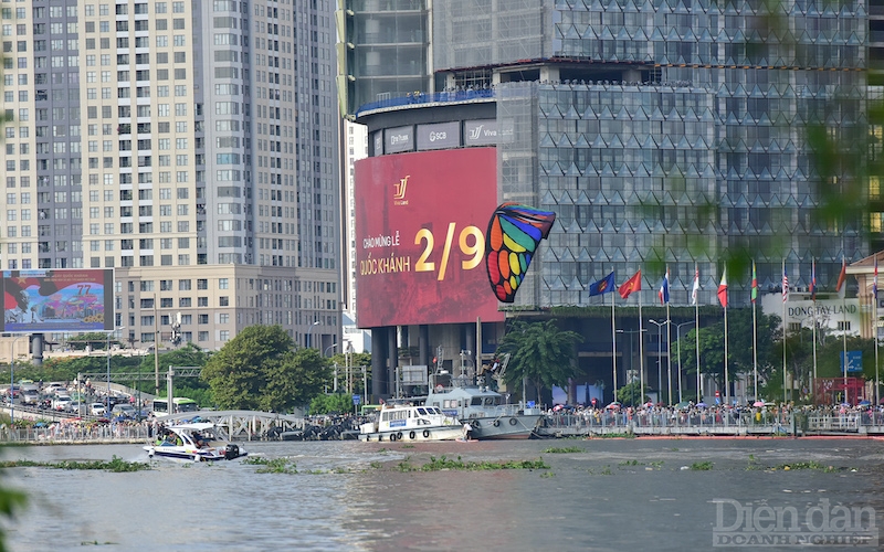 Hình ảnh thể thao dưới nước sông Sài Gòn, ngày 2/9.