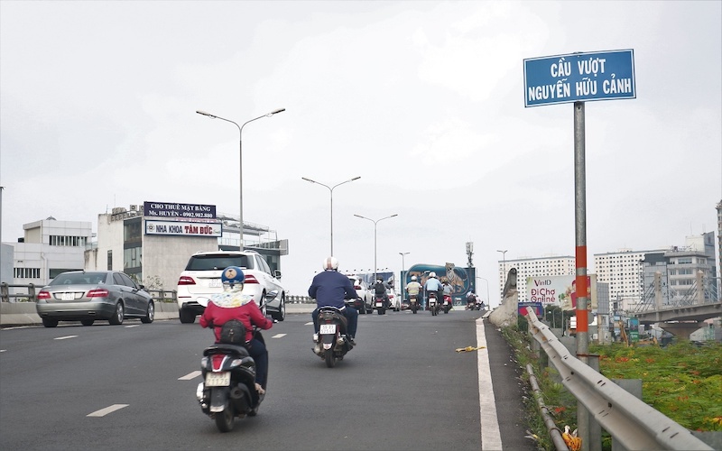 chiều 29/9, Sở GTVT TP.HCM đã có thông báo cấm toàn bộ phương tiện qua cầu vượt Nguyễn Hữu Cảnh