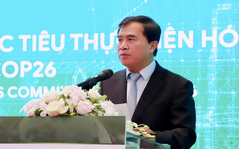 Thứ trưởng Bộ Xây dựng Lê Quang Hùng, phát triển công trình xanh là một giải pháp quan trọng nhằm giảm tiêu thụ năng lượng, giảm phát thải khí nhà kính mà Bộ Xây dựng đang tập trung thực hiện “lộ trình” cam kết của Việt Nam tại Thỏa thuận Paris về ứng phó với biến đổi khí hậu toàn cầu cũng như tại Hội nghị COP26 