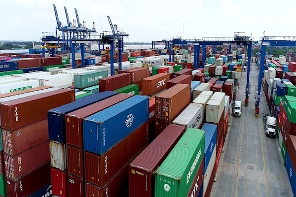 Cảng Tân Cảng - Cát Lái tiếp tục ghi nhận sự tăng trưởng với sản lượng thông qua đạt hơn 5,5 triệu teus (tương đương 78,5 triệu tấn hàng hóa); Hải quan TP.HCM thu thuế xuất nhập khẩu qua cảng đạt trên 143.000 tỉ đồng, tương đương 30,3% tổng thu ngân sách của Thành phố.