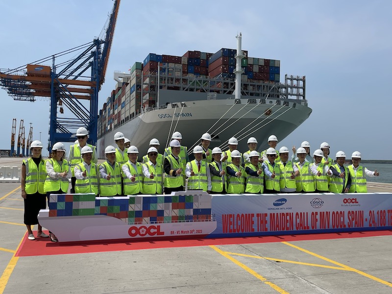 siêu tàu container M/V OOCL Spain với sức chở 24.188 TEU của hãng tàu OOCL trên chuyến hành trình đầu tiên kết nối Á – Âu